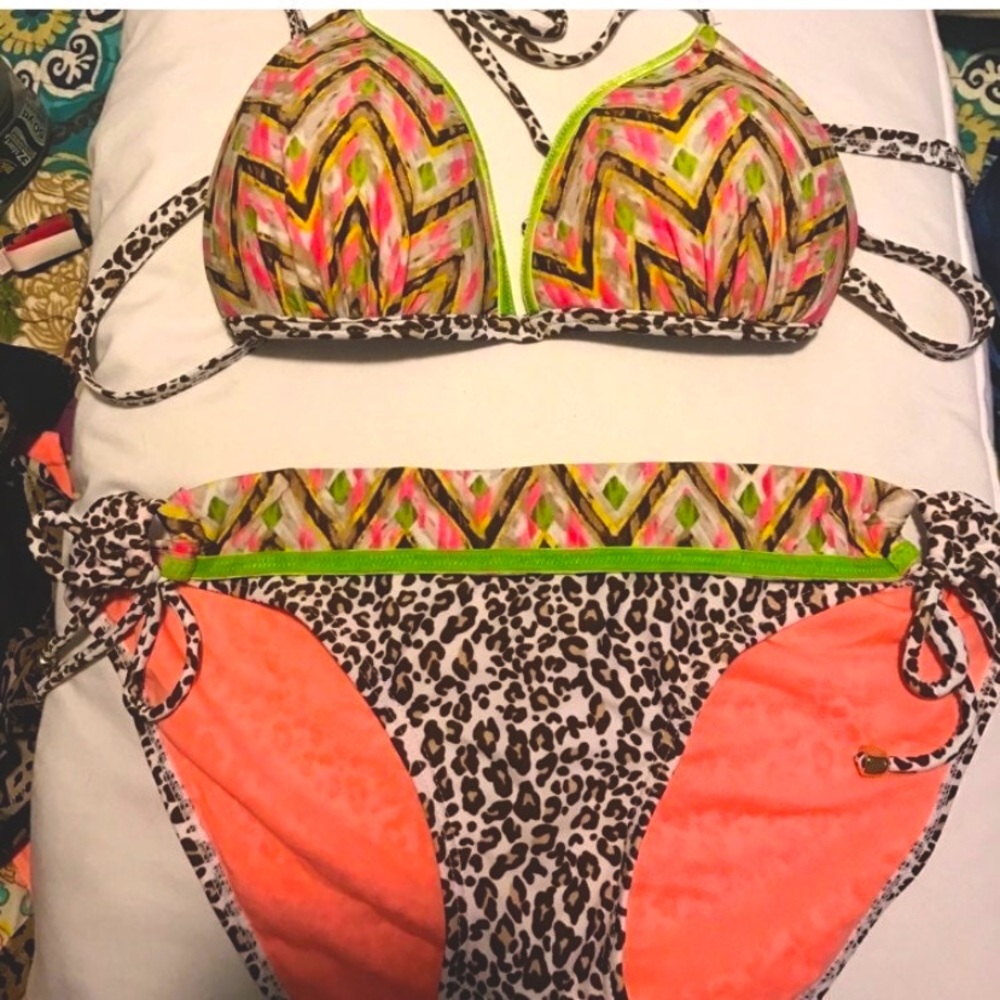 Gorgeous Rare find unique print bikini